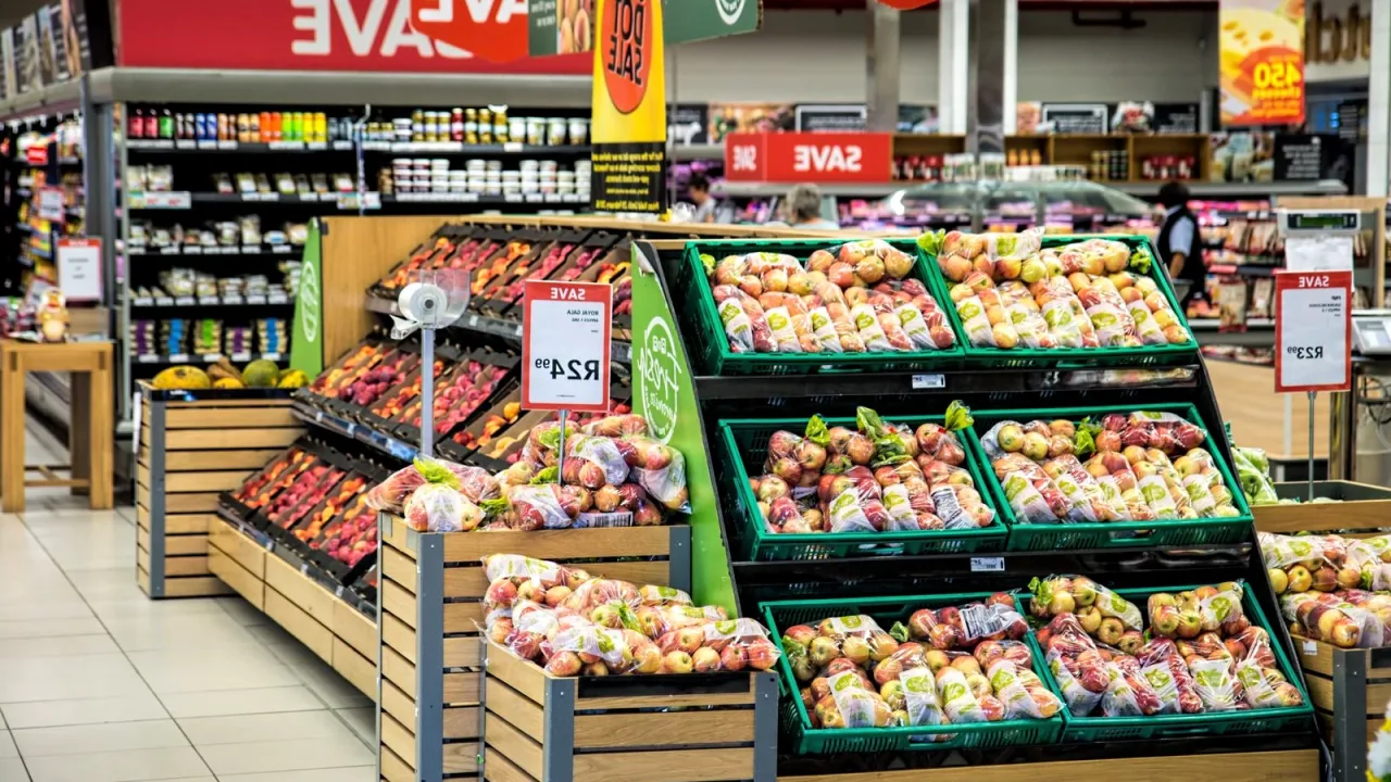 Market rafında ikramlık ürünler