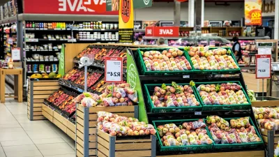 Market rafında ikramlık ürünler